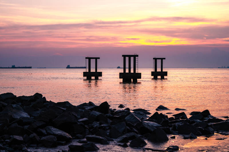 夕阳下的海港剪影图片