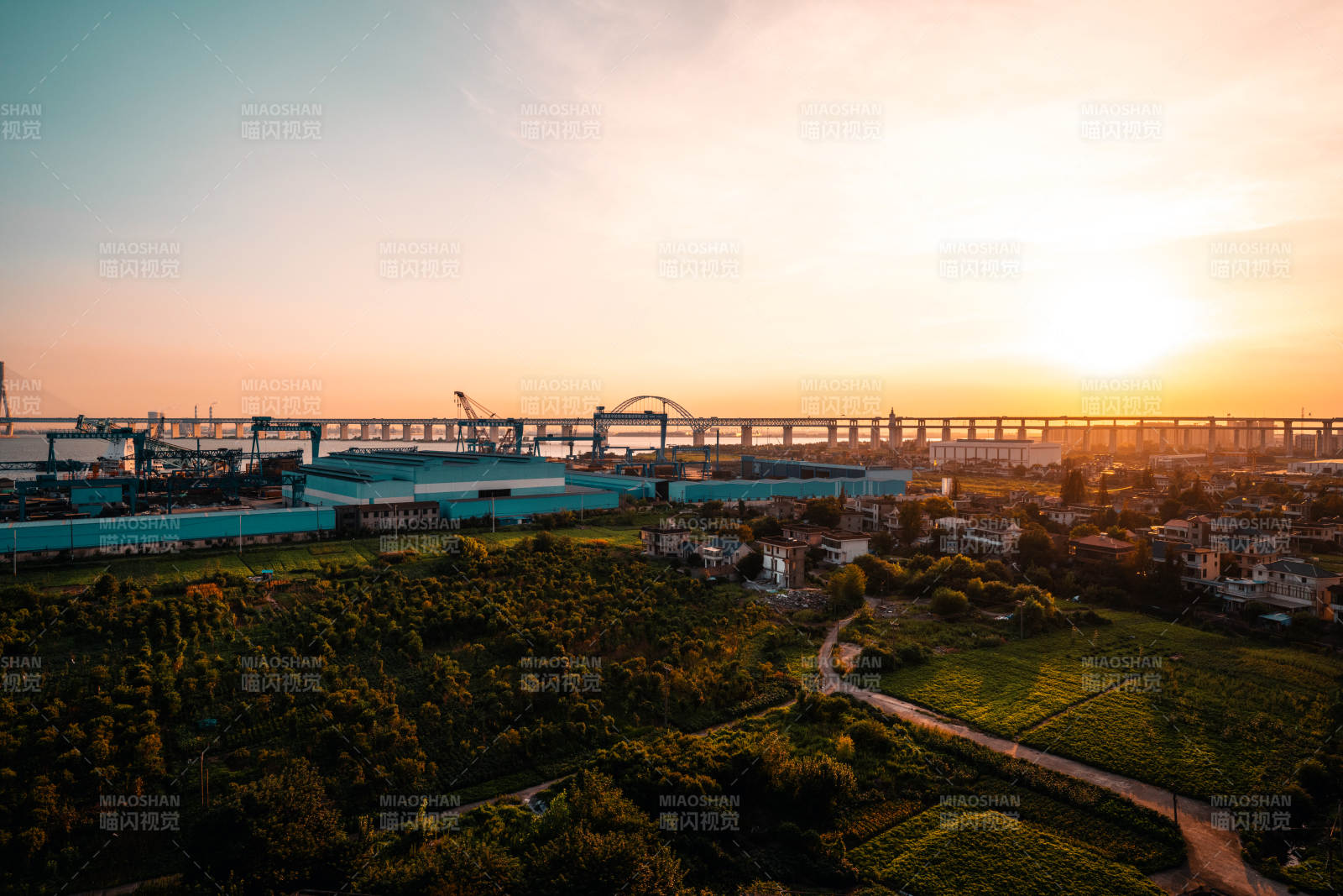 夕阳下的工业新城图片