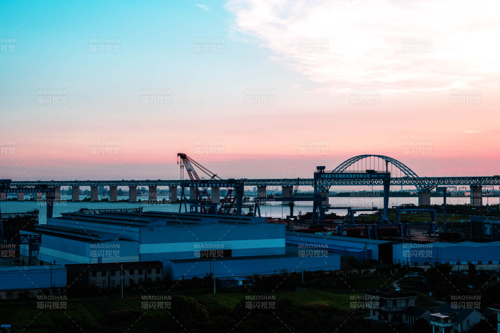 黄昏港口大桥剪影图片
