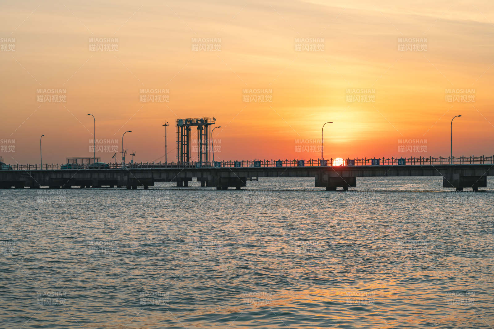 夕阳下的大桥剪影图片