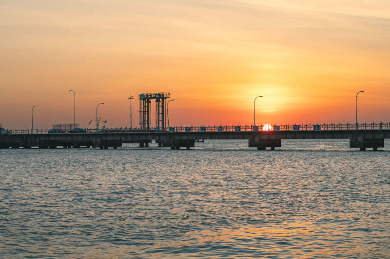 夕阳下的大桥剪影图片
