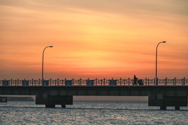 桥上黄昏行图片