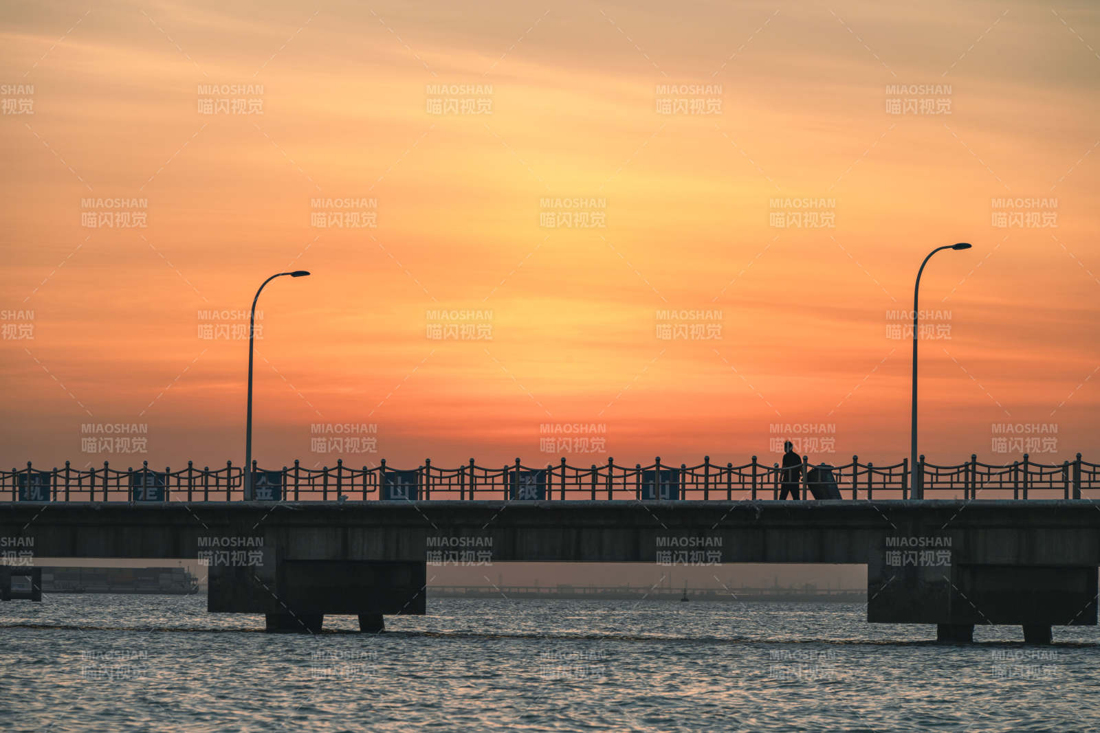 桥上黄昏行图片