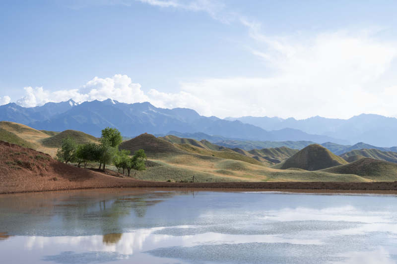 湖光山色映天际图片