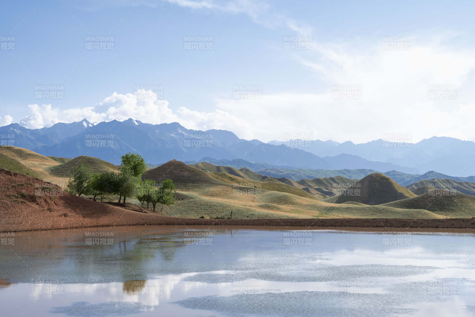 湖光山色映天际图片