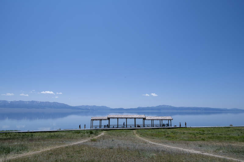 湖畔观景亭图片