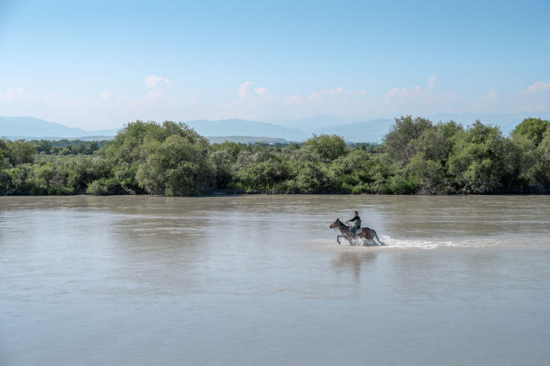 骑马涉水过河图片