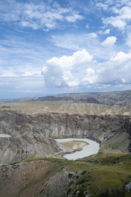 峡谷碧水蓝天图片