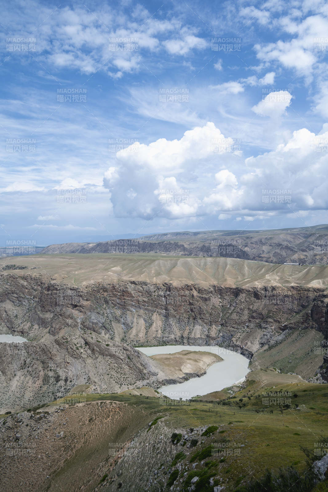 峡谷碧水蓝天图片