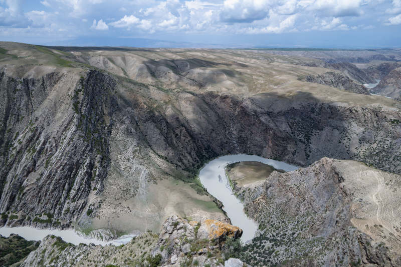 峡谷河流蜿蜒图片