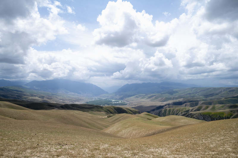 草原山峦云影图片