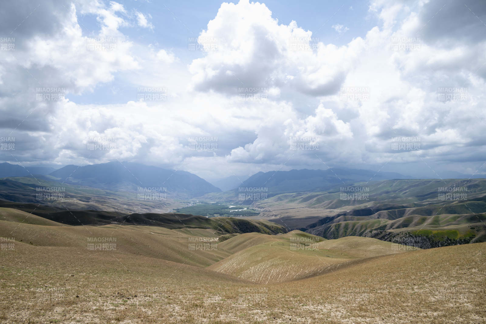草原山峦云影图片
