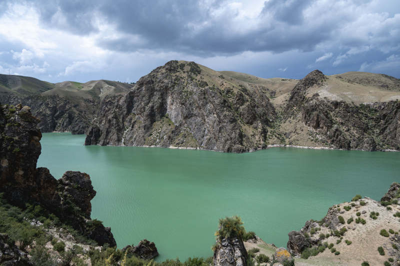 碧湖嵌山间图片