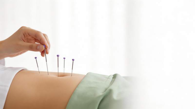 腹部针灸治疗过程特写展示图片