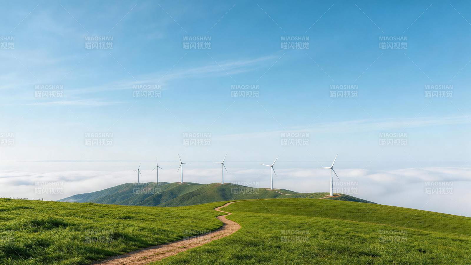 绿色山丘上排列的风力发电机群景图片