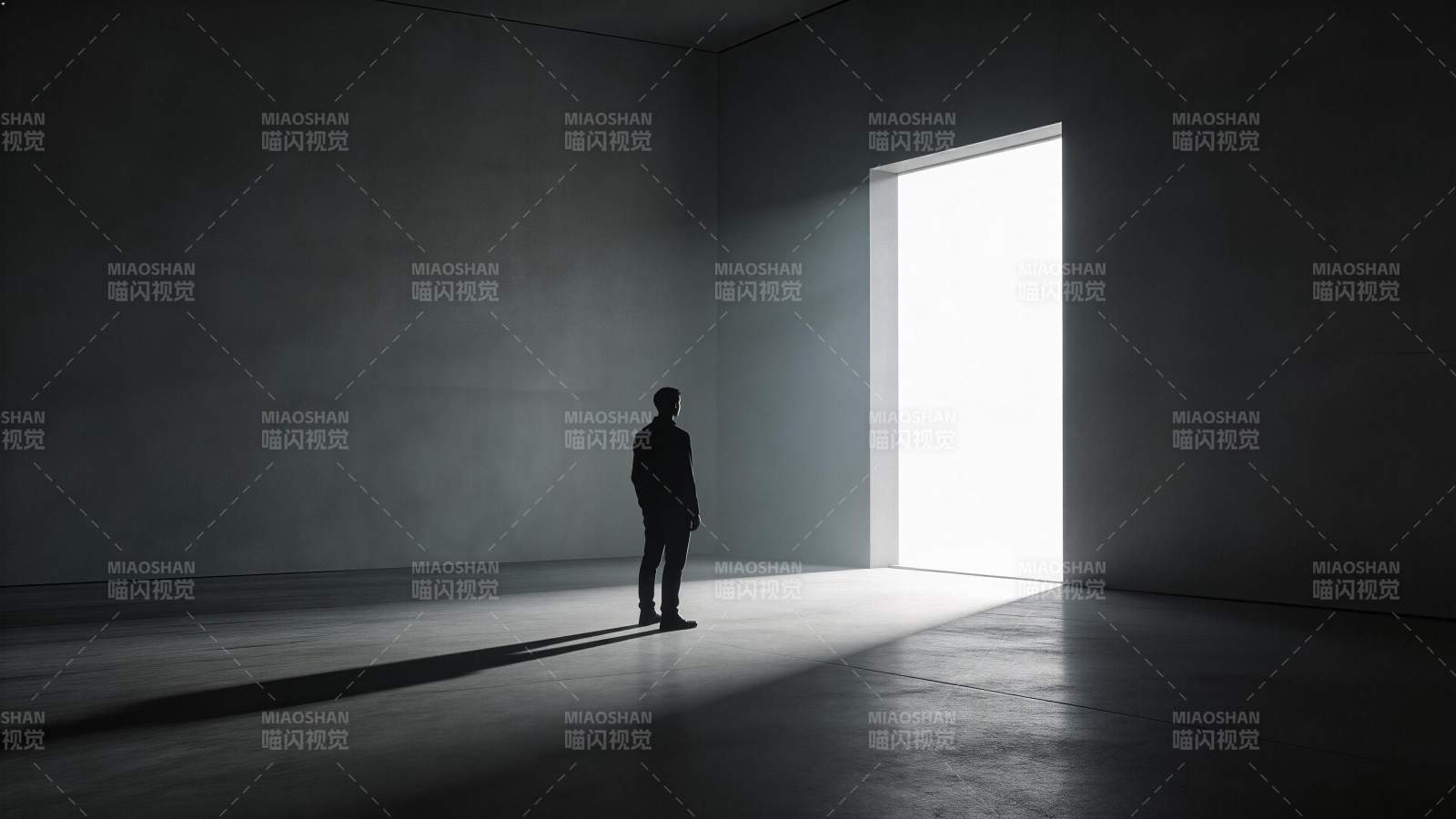 室内剪影人物面对强光门口站立图片