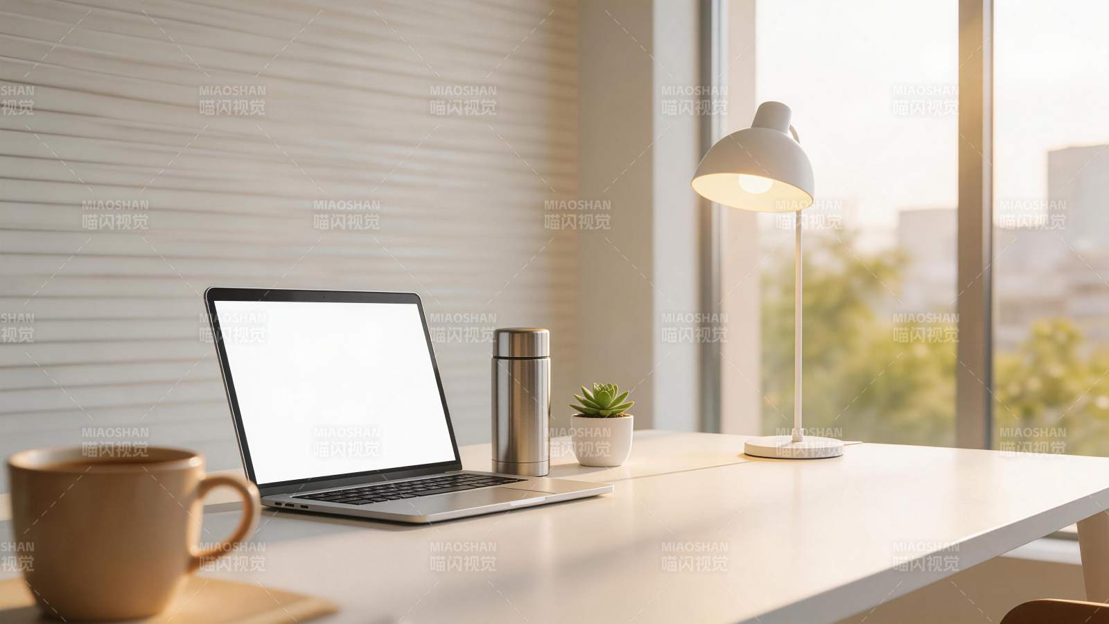 白色桌面上摆放笔记本电脑与台灯绿植咖啡杯图片