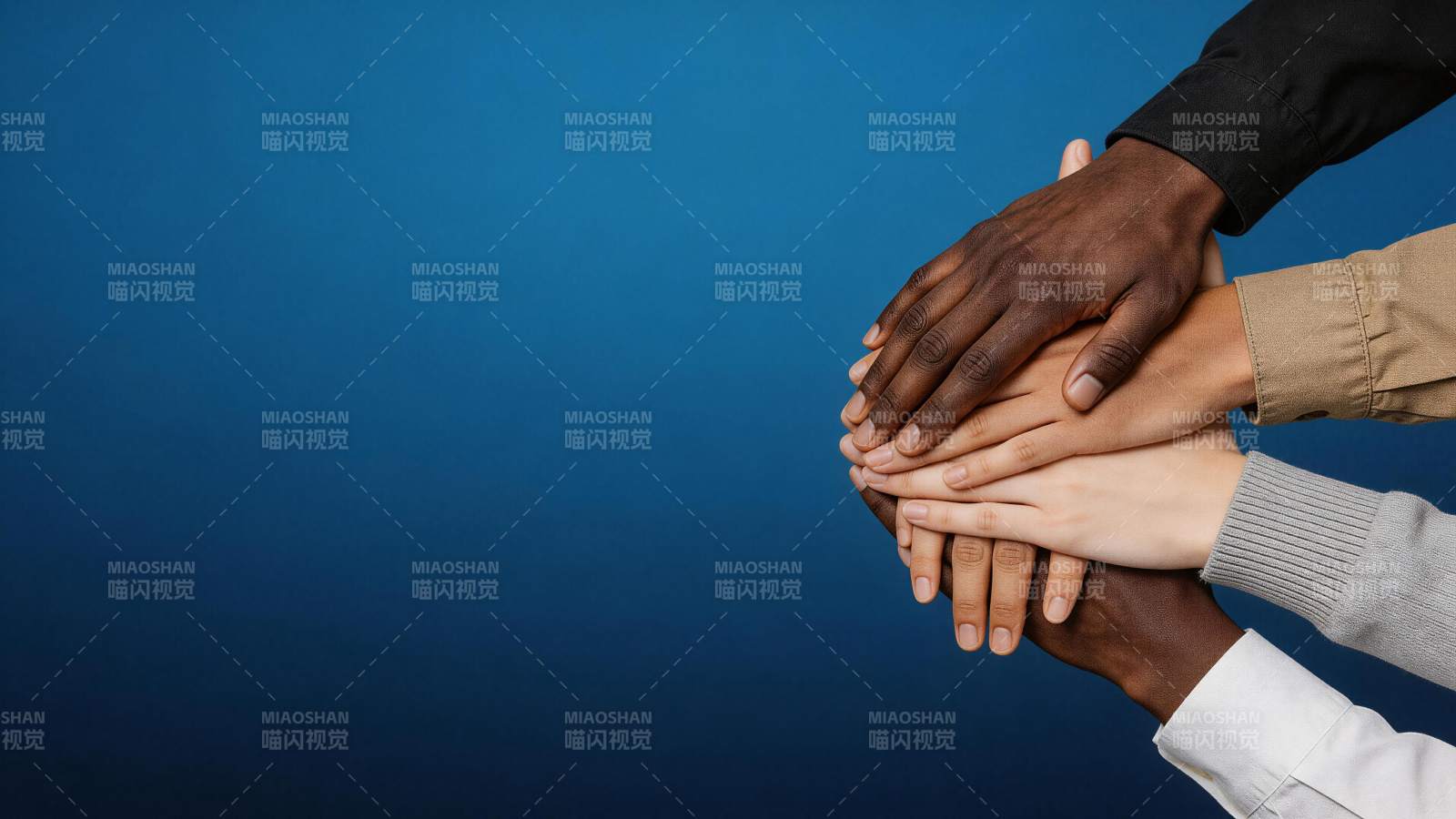多只不同肤色手掌叠放象征团结合作图片
