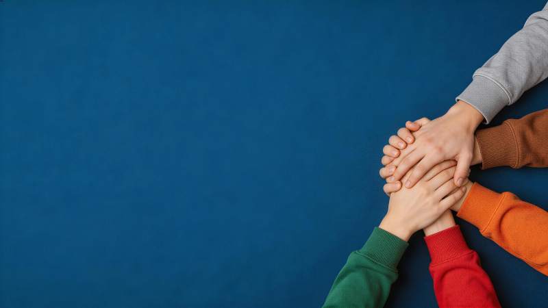 多人叠手团结协作手势特写图片