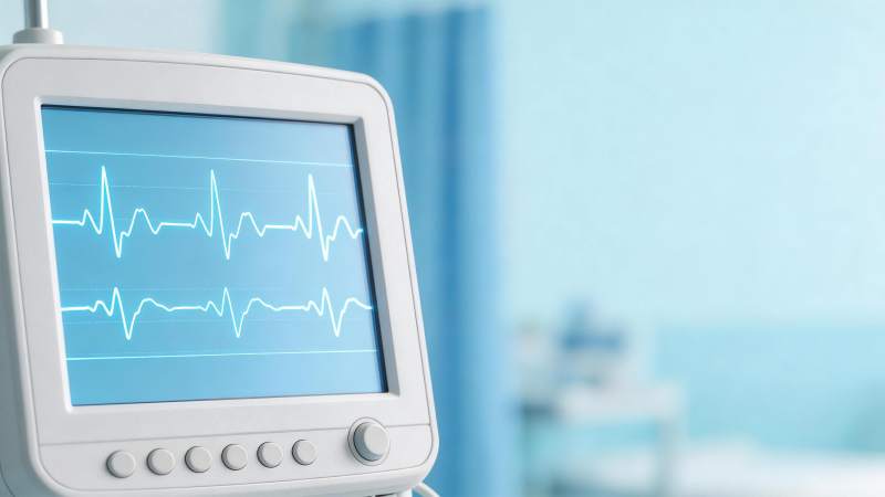 医疗监护仪显示心电图波形的特写画面图片