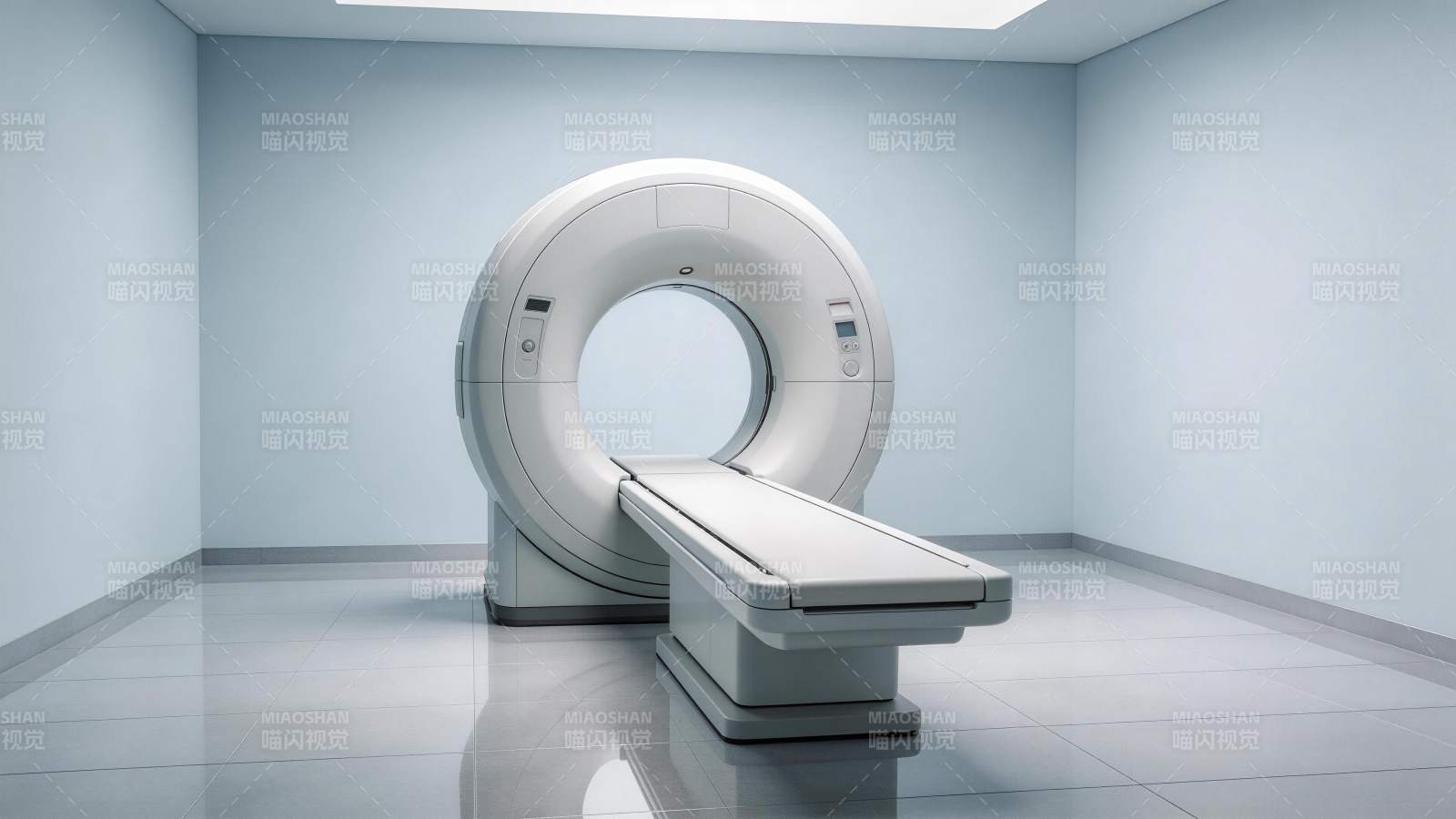 医院CT扫描设备置于洁净检查室内图片