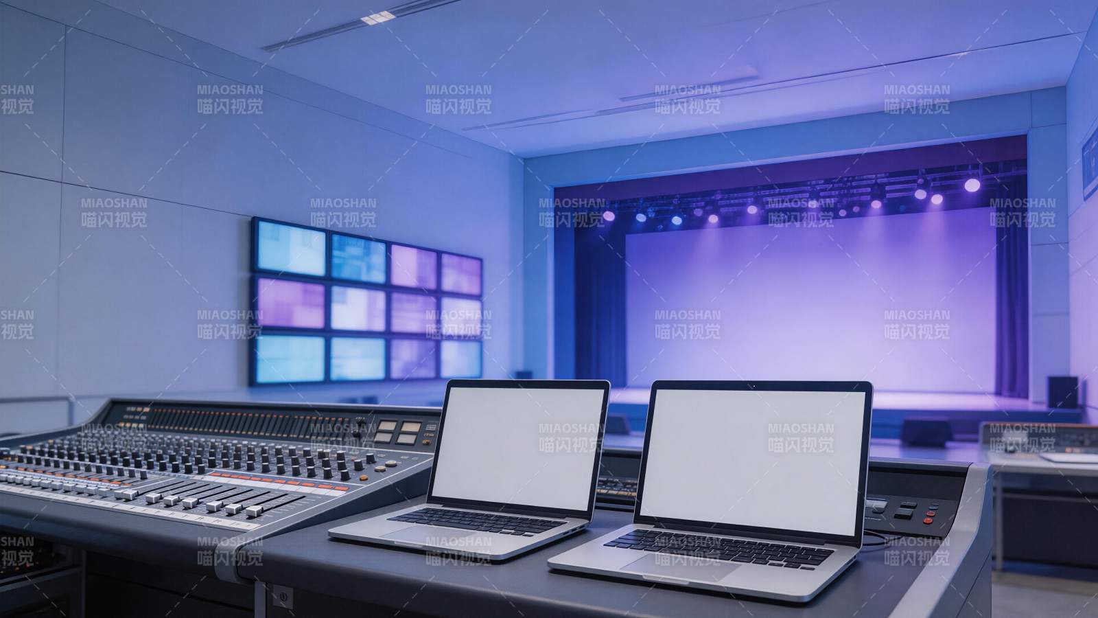 演播室内调音台与双笔记本电脑工作台场景图片