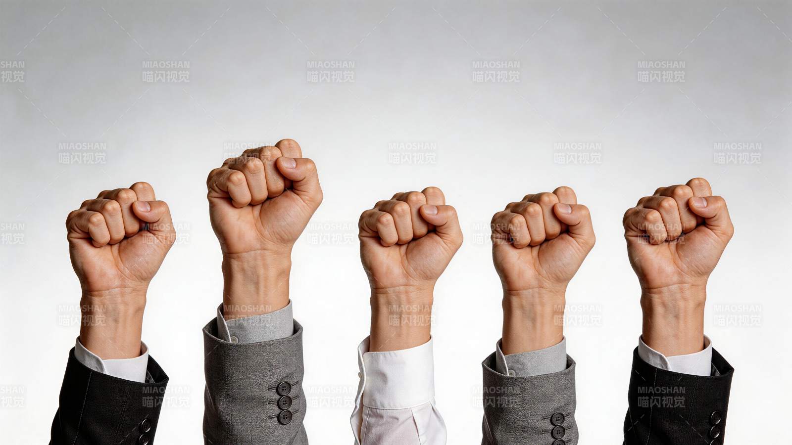 五只紧握拳头的手臂并排举起展示力量图片