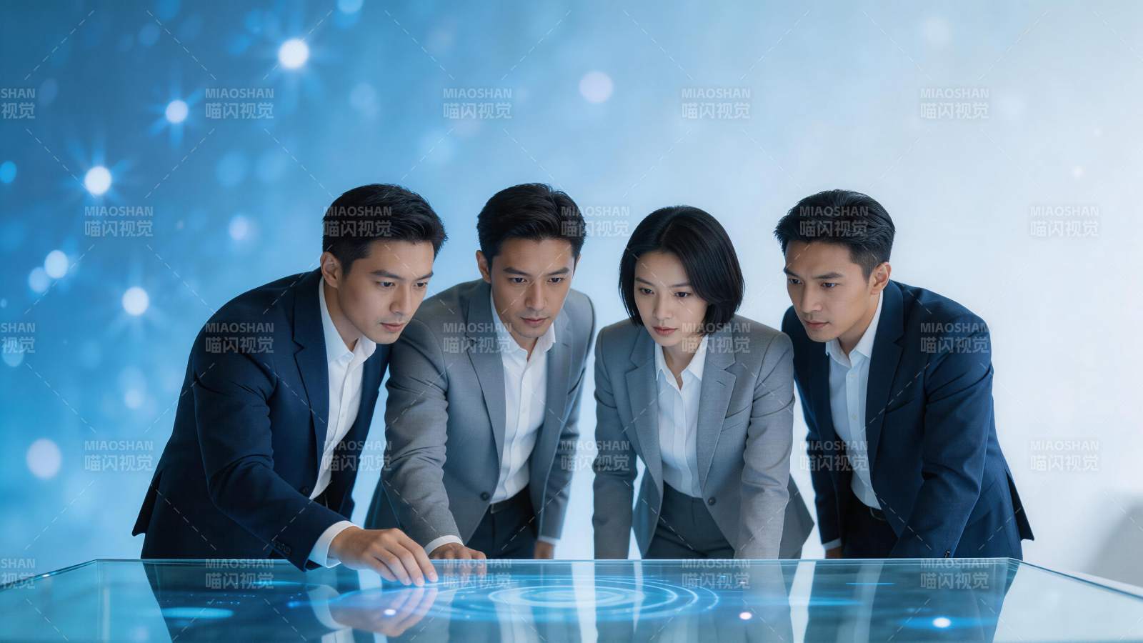 四位商务人士围看互动式透明触控桌图片