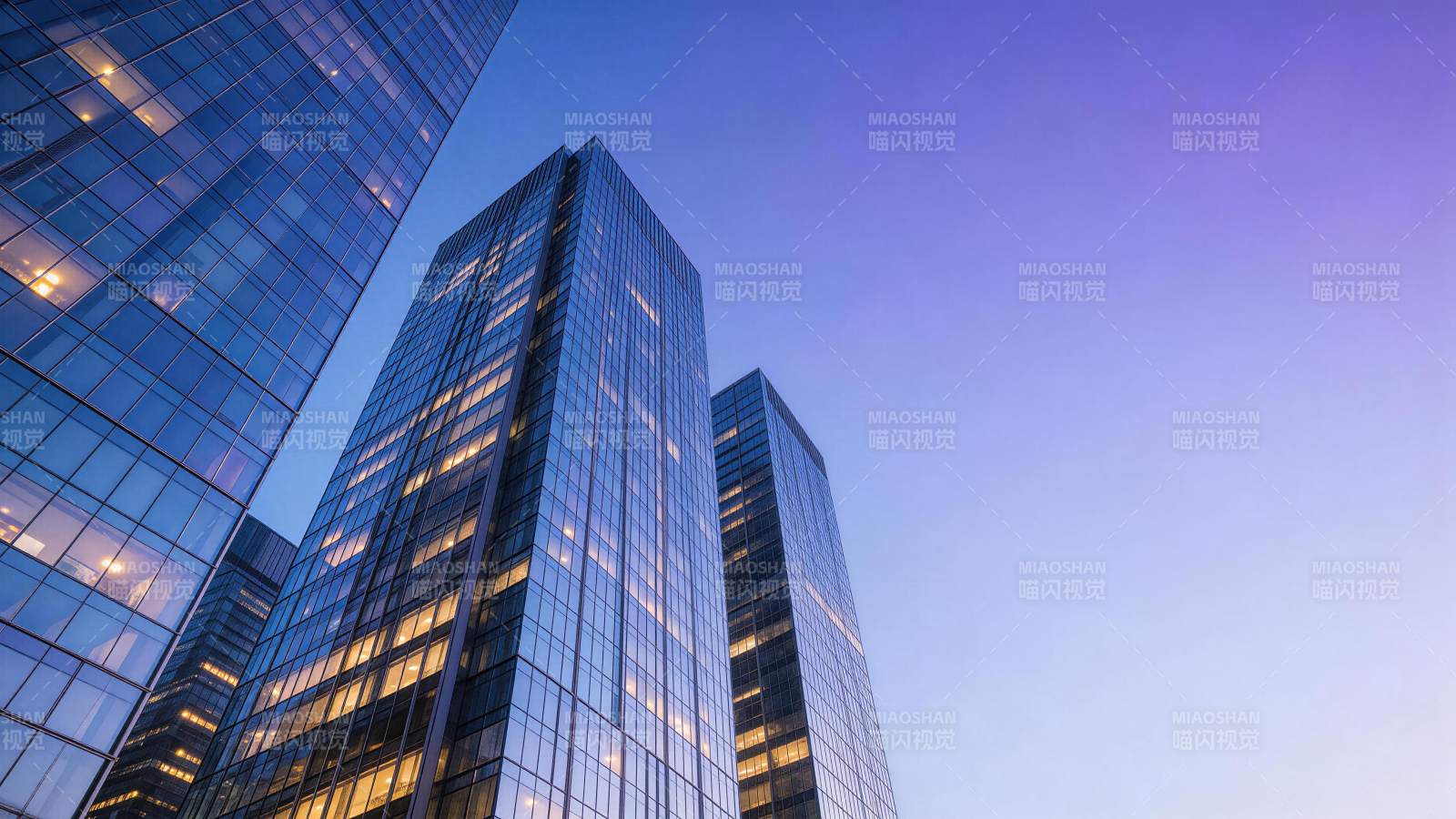 黄昏时分玻璃幕墙摩天大楼群仰拍景象图片