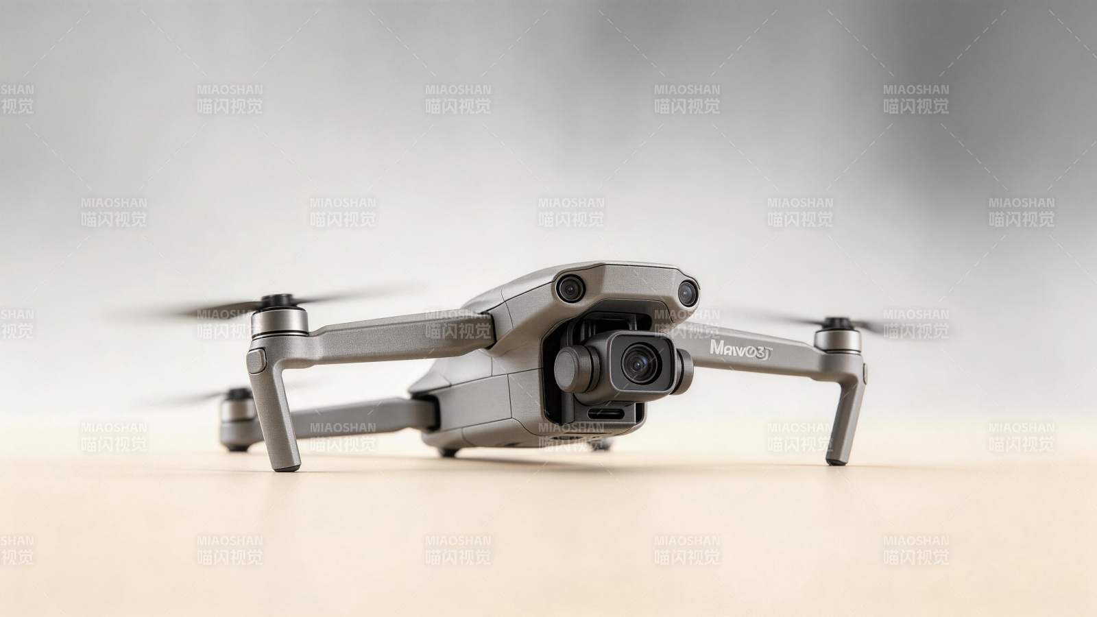 灰色四轴无人机静置于浅色平面上图片