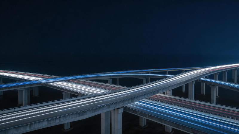 夜间立交桥车流光轨交织的现代交通景象图片