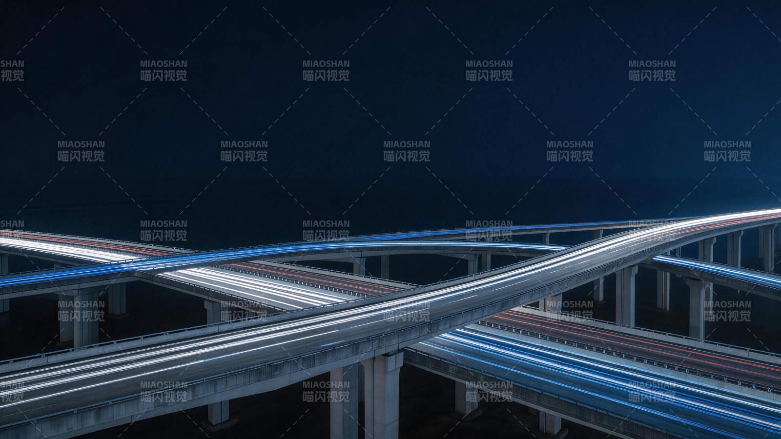 夜间立交桥车流光轨交织的现代交通景象图片