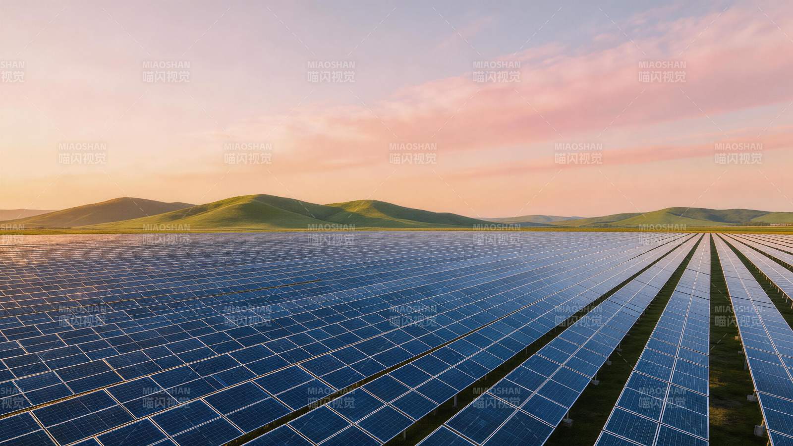 草原上整齐排列的太阳能光伏板阵列图片