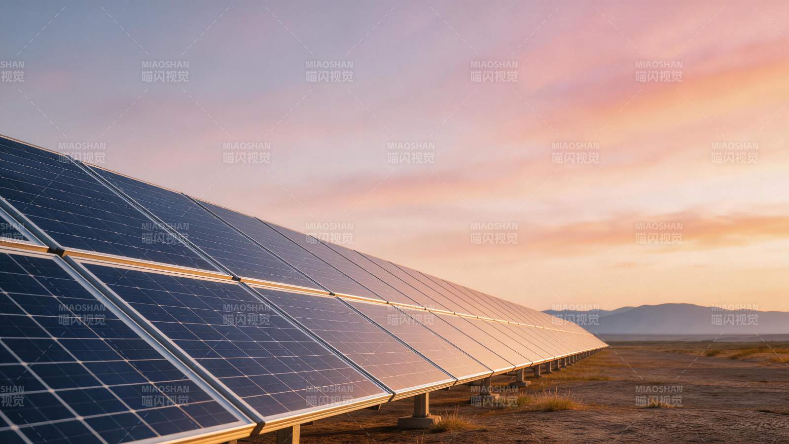 夕阳下成排太阳能电池板阵列图片