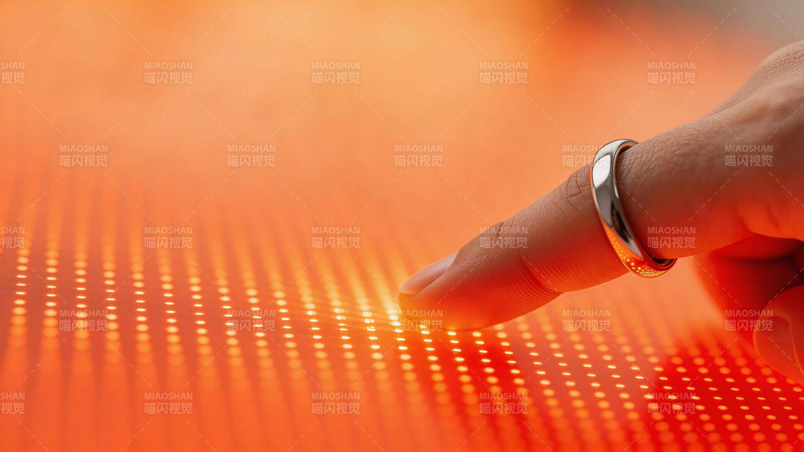 手指触碰发光点阵显示屏表面特写图片