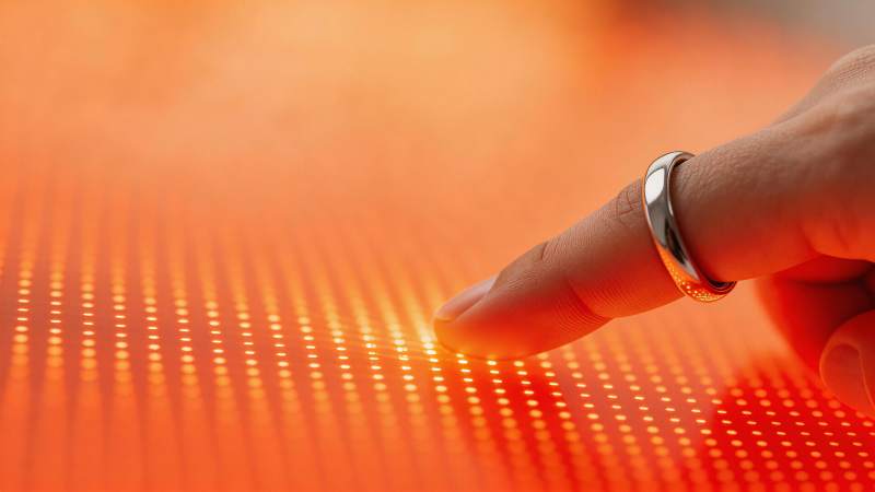 手指触碰发光点阵显示屏表面特写图片