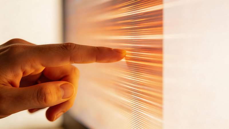 手指触碰发光条纹屏幕显示科技感交互图片