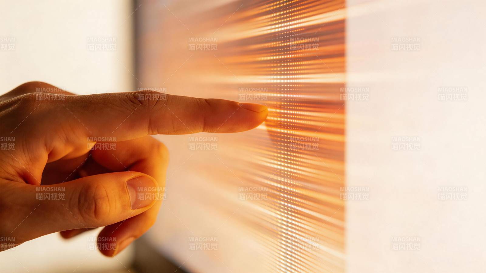 手指触碰发光条纹屏幕显示科技感交互图片