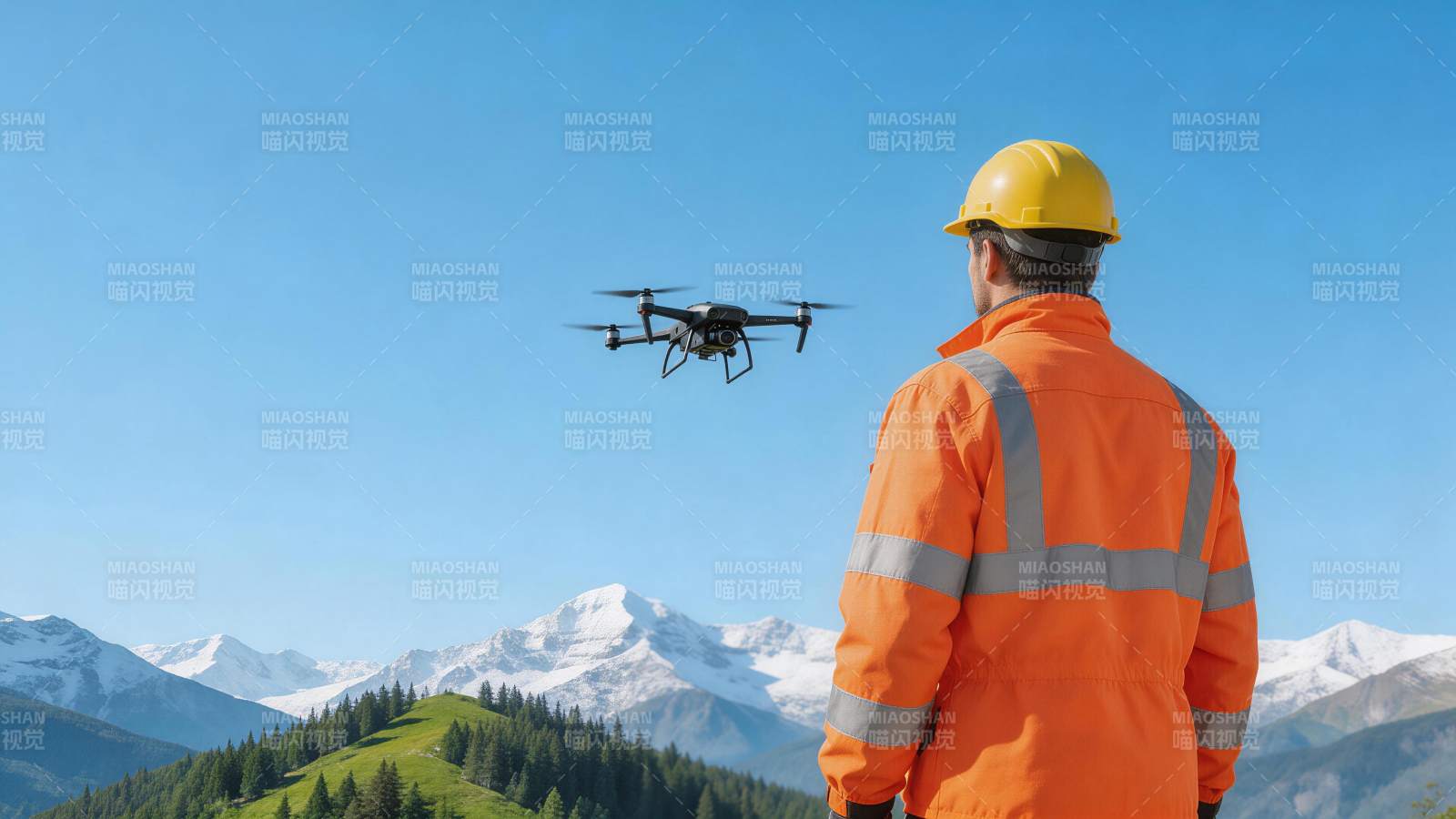 穿橙色工装戴黄安全帽人员操控无人机巡检山图片