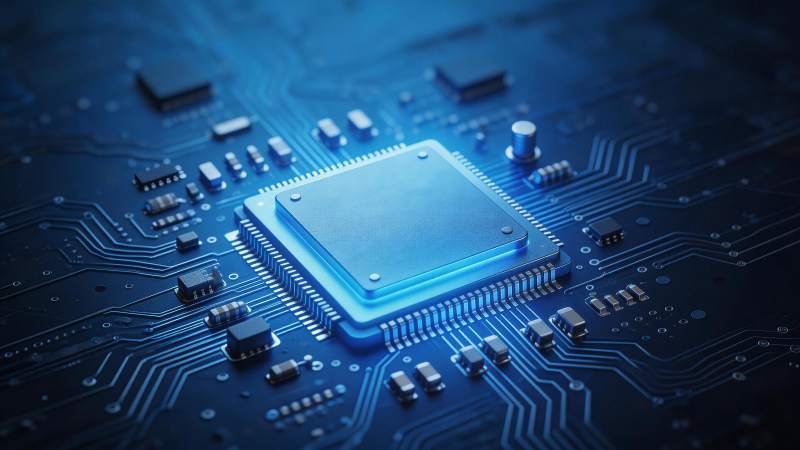 蓝色光效下的集成电路芯片特写图片