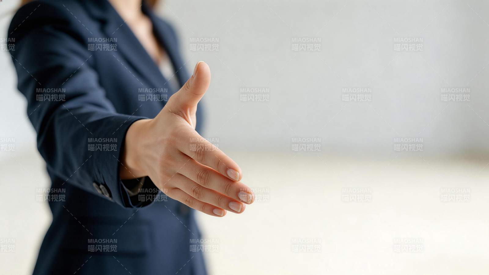 职业女性伸出手准备握手的特写画面图片