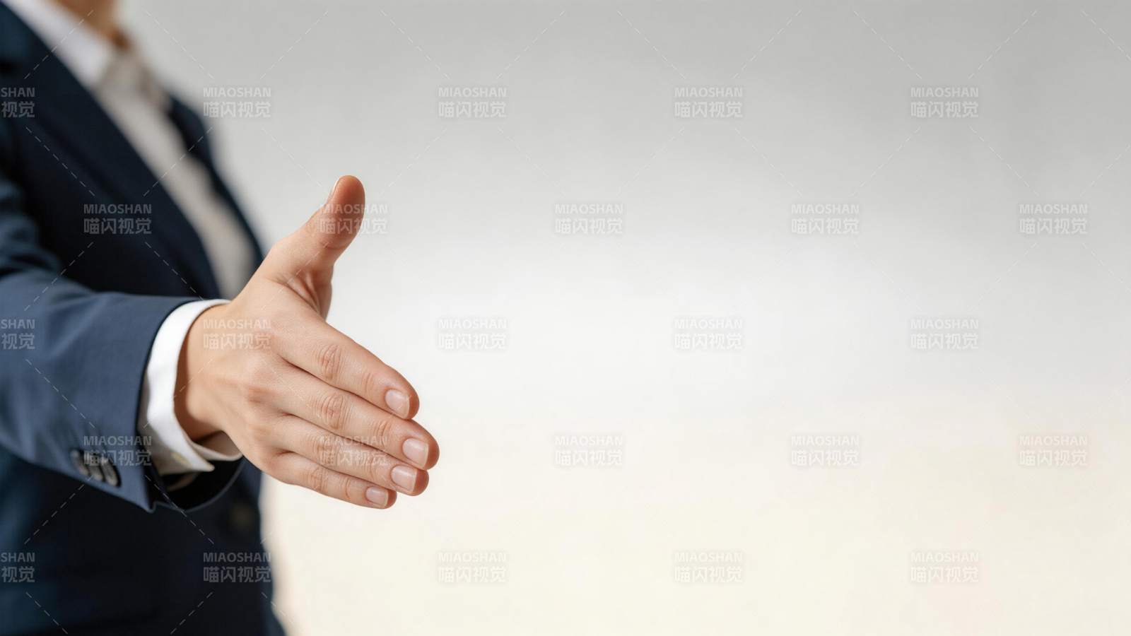 商务人士伸出右手准备握手示意图片