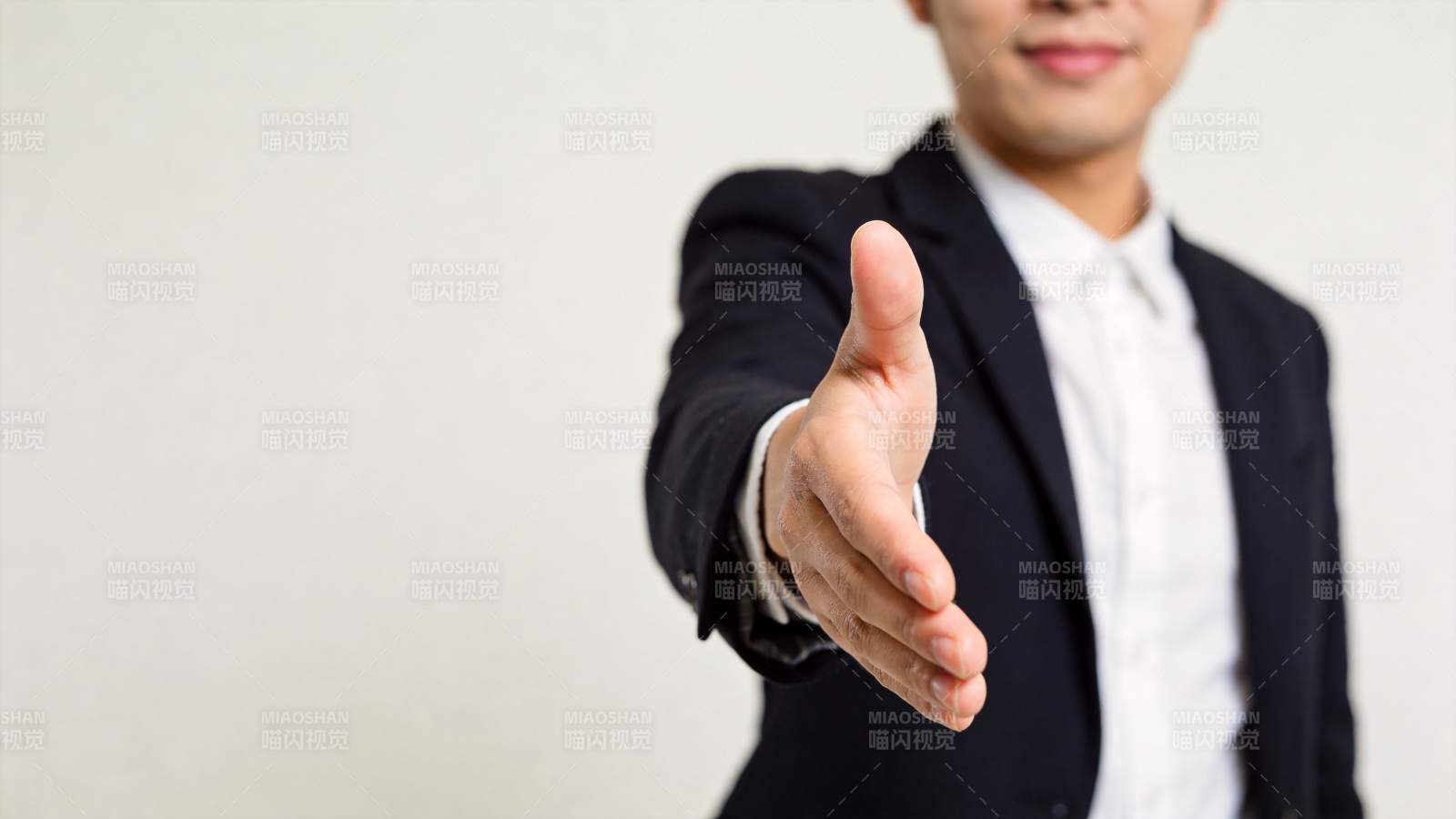 商务人士伸出右手准备握手示意图片