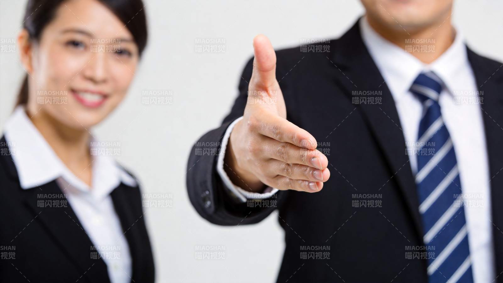 商务人士伸手示意握手合作场景图片