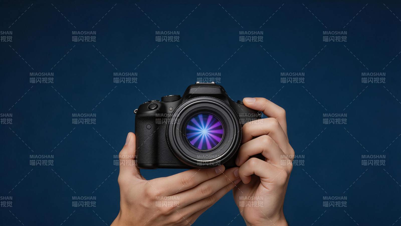 双手持黑色单反相机镜头对准前方图片