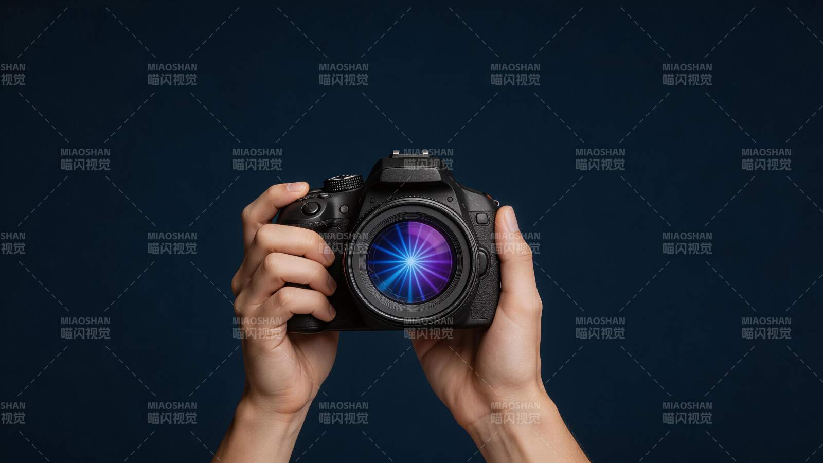 双手持单反相机对准镜头拍摄特写图片