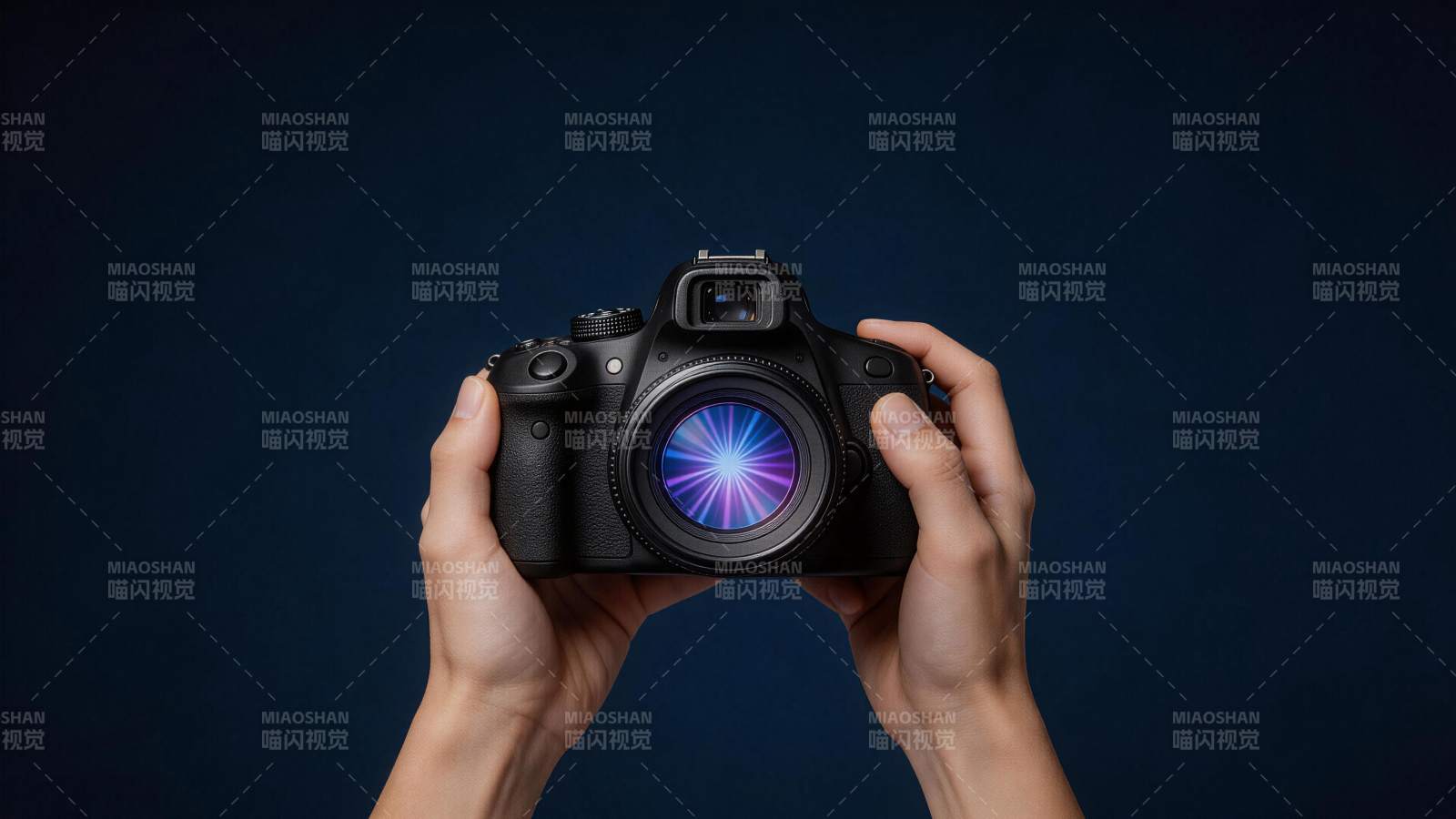 双手持黑色单反相机镜头发光特写图片