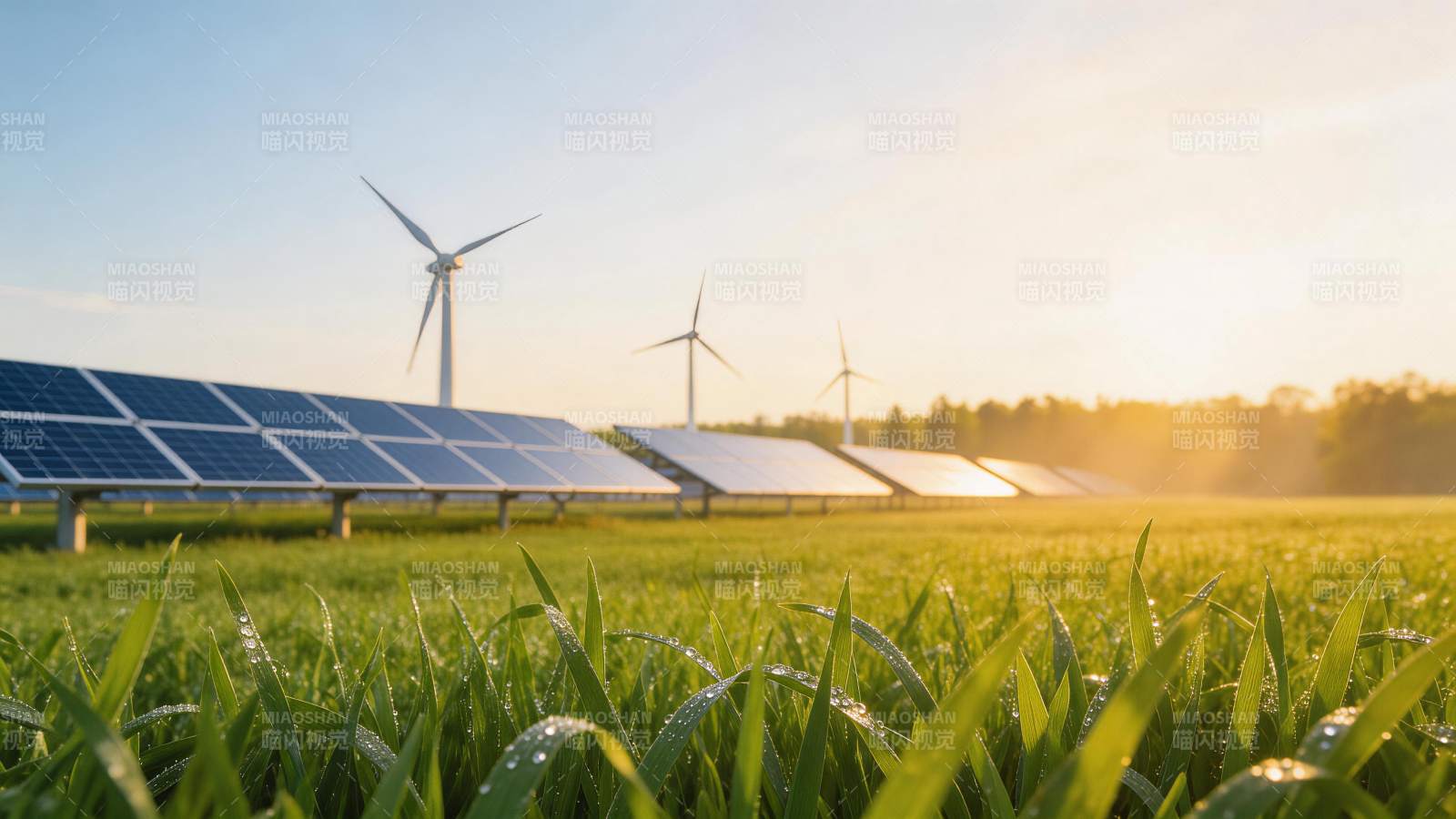 清晨田野中太阳能板与风力发电机并列运行图片