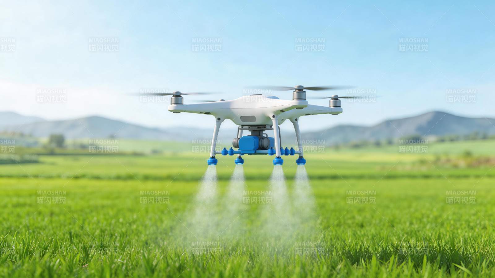 农业无人机在绿色农田上空喷洒作业图片
