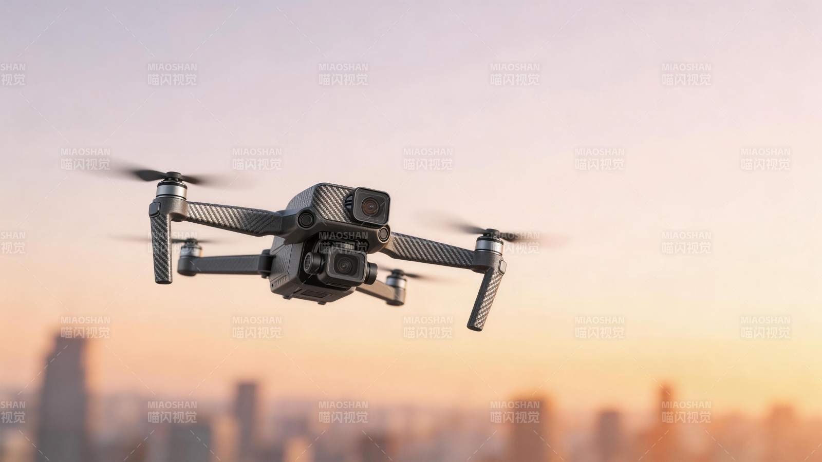 碳纤维四轴无人机空中悬停拍摄城市景观图片